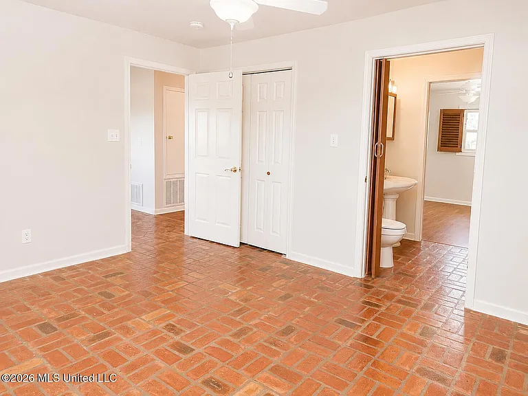 135 Pine Grove Ave — Photo 8