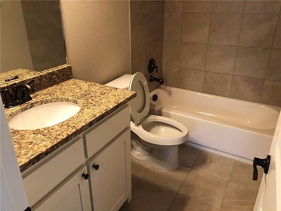 4th image of 4922 Villas Dr