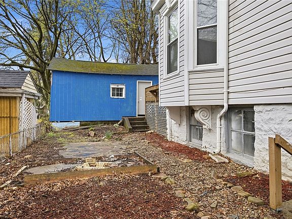 4th image of 411 Pine St
