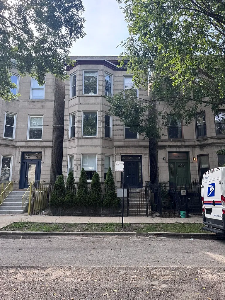 3 bed, 1100 sqft, $2,075 — Photo 1