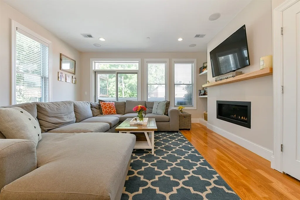 2 bed, 1031 sqft, $4,300 — Photo 4