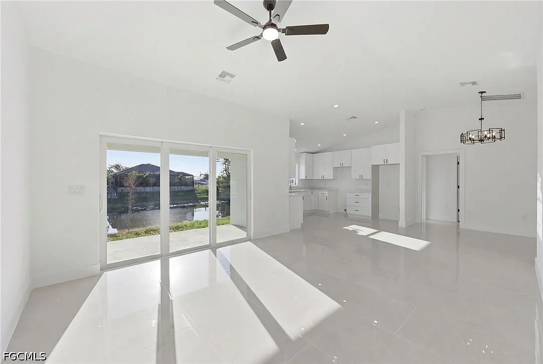 3 bed, 2.0 bath, 1614 sqft, $2,000 — Photo 1