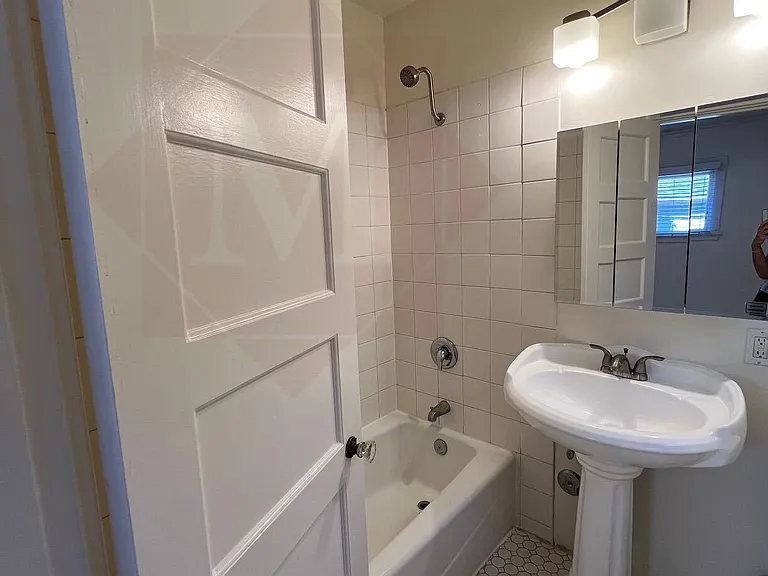 210 W Micheltorena St #C — Photo 8