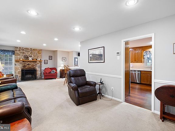 3rd image of 5 Old Orchard Ln