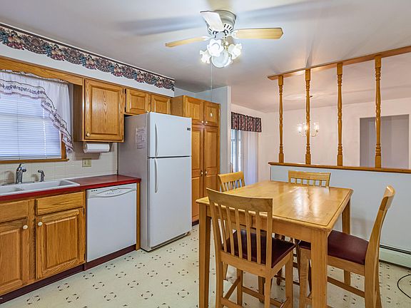 4th image of 159 E Broadway St