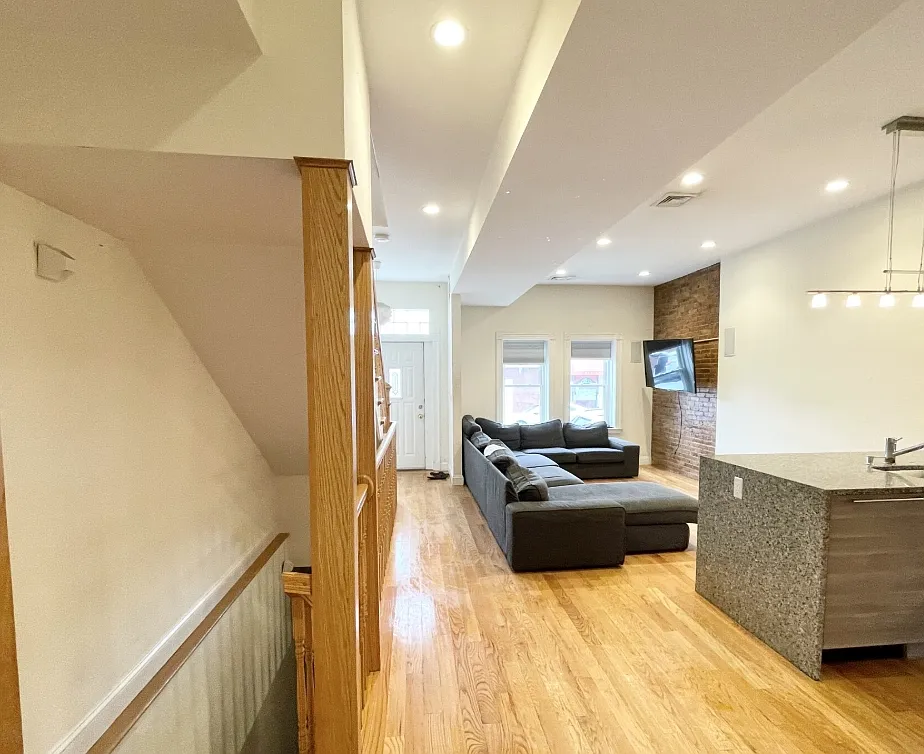5 bed, 2.5 bath, $8,000 — Photo 3
