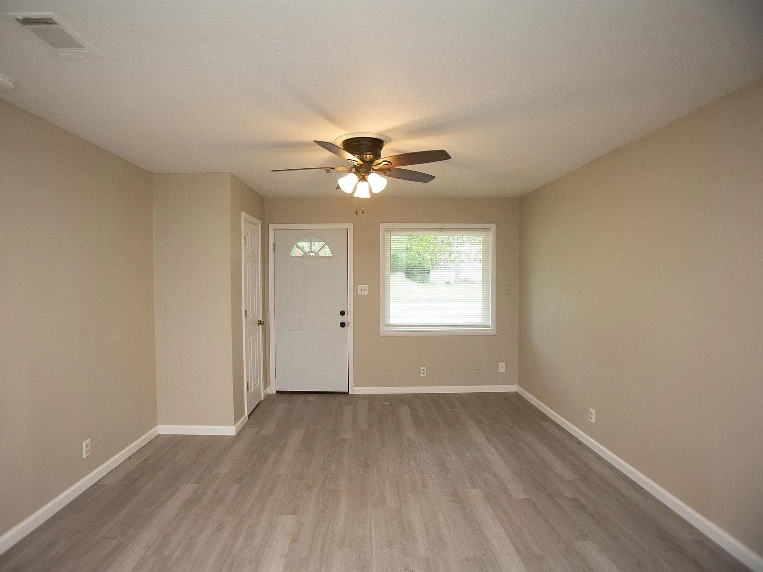 2 bed, 2.5 bath, 1375 sqft, $1,200 — Photo 2