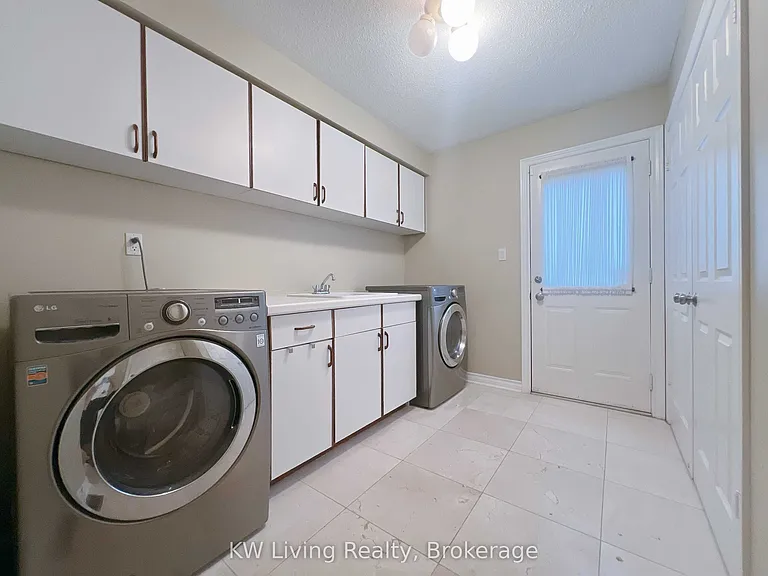 47 Waltham Cres — Photo 12