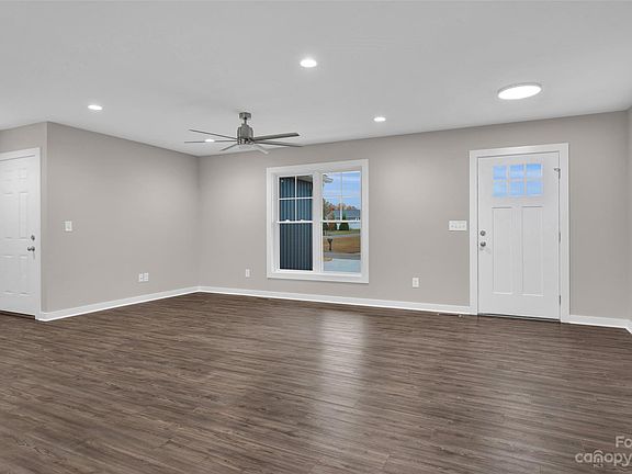 4th image of 106 E Dundee Ct