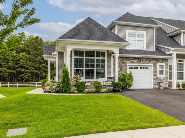 201 Belmont Circle #201, Yaphank, NY 11980