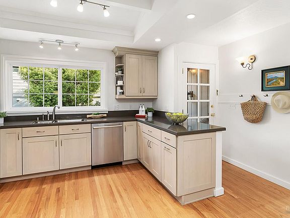 5th image of 53 Florence Avenue