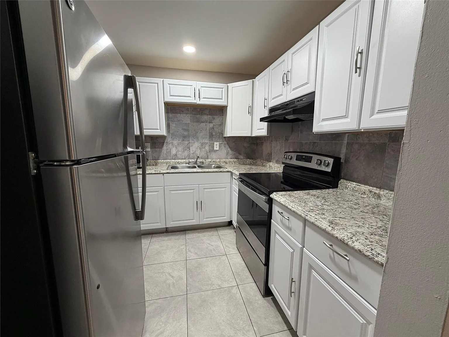 2 bed, 1.0 bath, 825 sqft, $1,800 — Photo 2