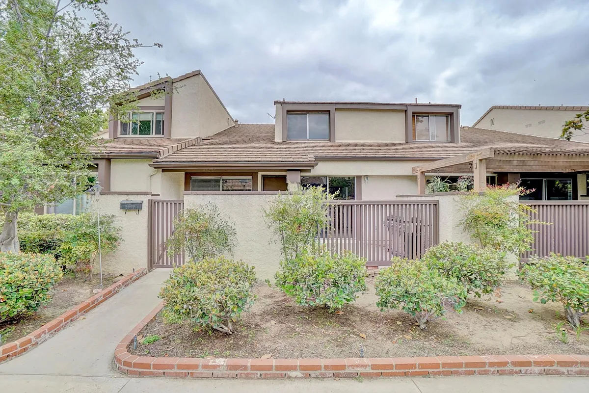 Building Photo - 24686 Golfview Dr