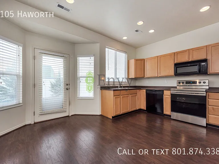1105 W Haworth Dr — Photo 3