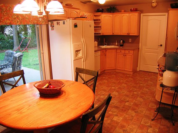 5th image of 4 Burgess Ln