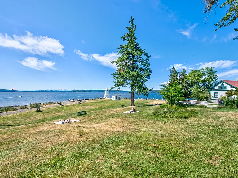 Nearby Browns Point Lighthouse Park