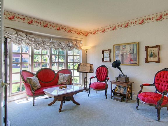 parlor or 3rd bedroom