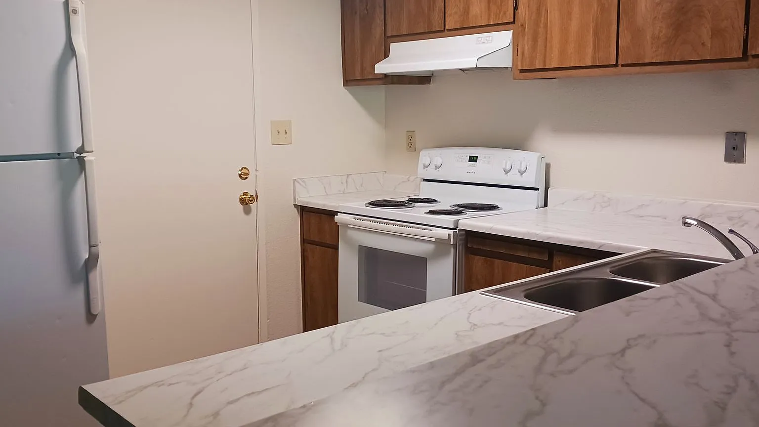 Three Bedroom Fifth Avenue Townhouse- Two Car garage! — Photo 2