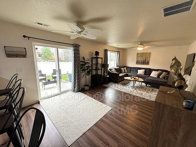 3 bed, 2.5 bath, 1624 sqft, $2,250 — Photo 2