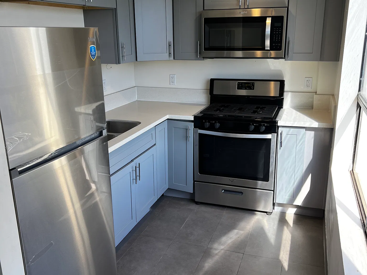Studio, 728 sqft, $2,200 — Photo 2