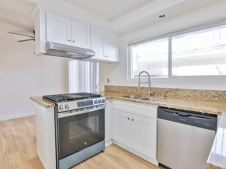 327 W Kelly Ave #B — Photo 15