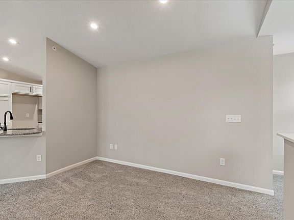 5th image of 516 Foxhill Dr #14-305