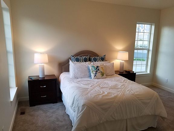 4th image of 584 E Glenpoint Ct