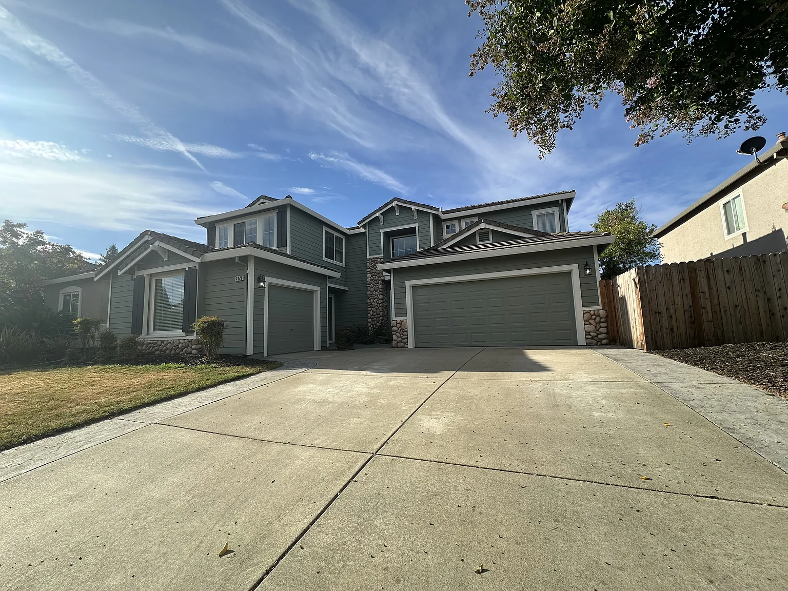 6 bed, 3384 sqft, $4,400 — Photo 2