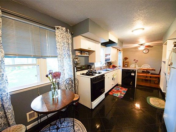 3rd image of 27 Meadowview Dr
