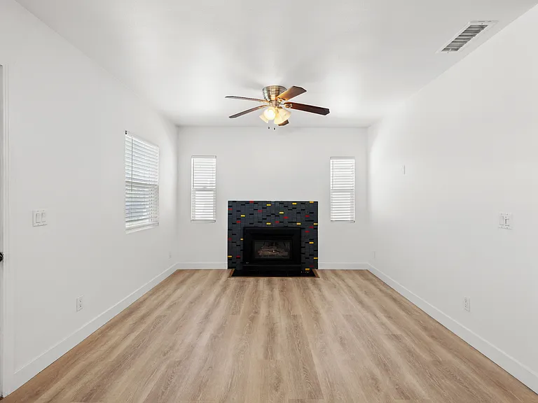 4565 Iowa St #4565 — Photo 11