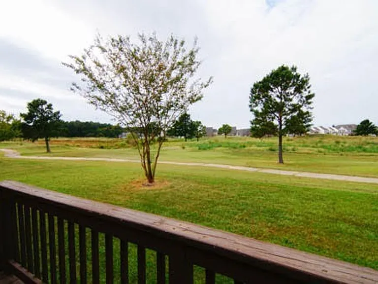 1320 Club House Dr — Photo 25