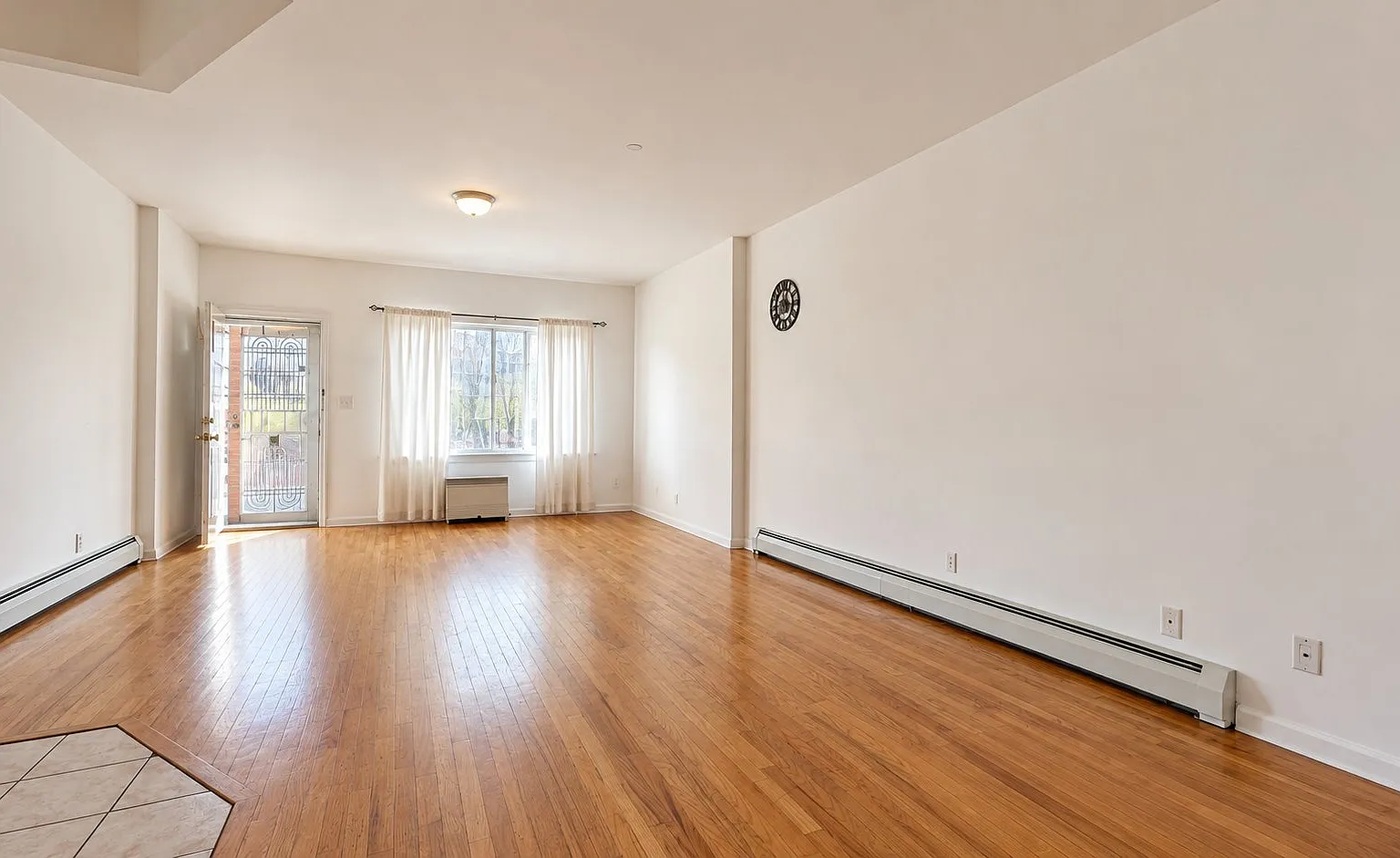 3 bed, 1200 sqft, $2,900 — Photo 3