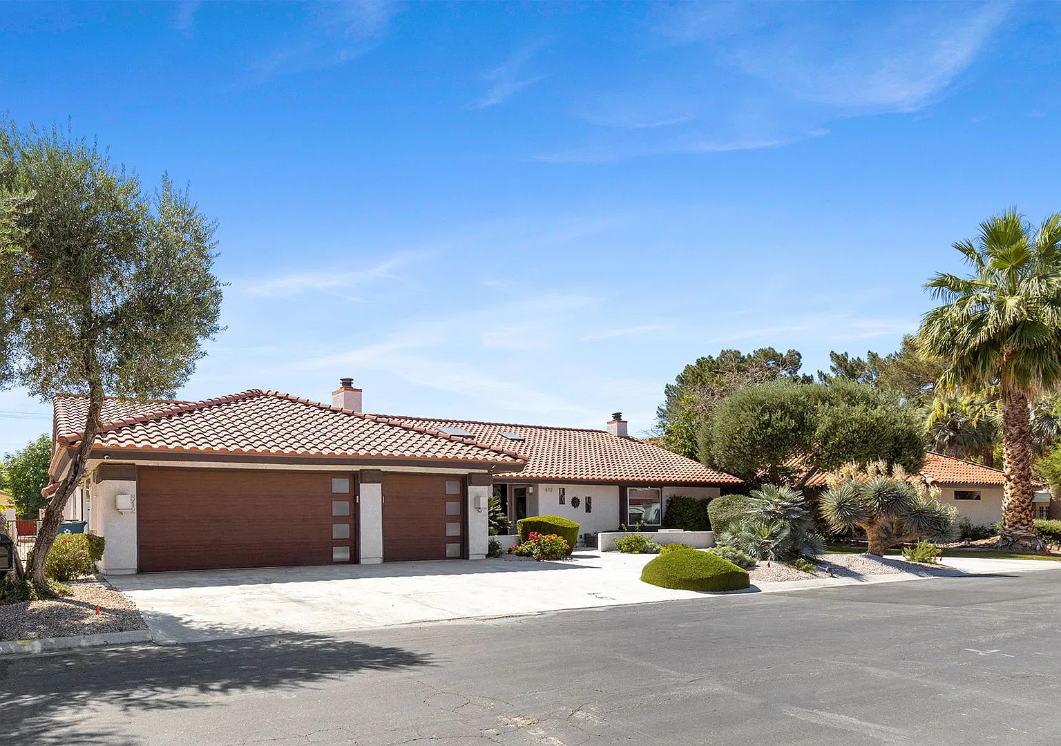 Hard to Find, Single Story Pool and Spa Home — Photo 3