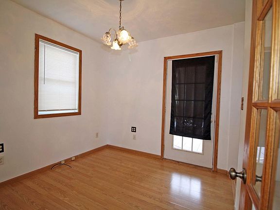 3rd image of 804 N Van Buren St