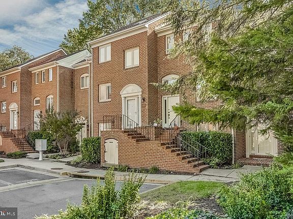 3rd image of 1809 N Uhle St #1