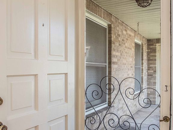 3rd image of 4409 Pershing Ave