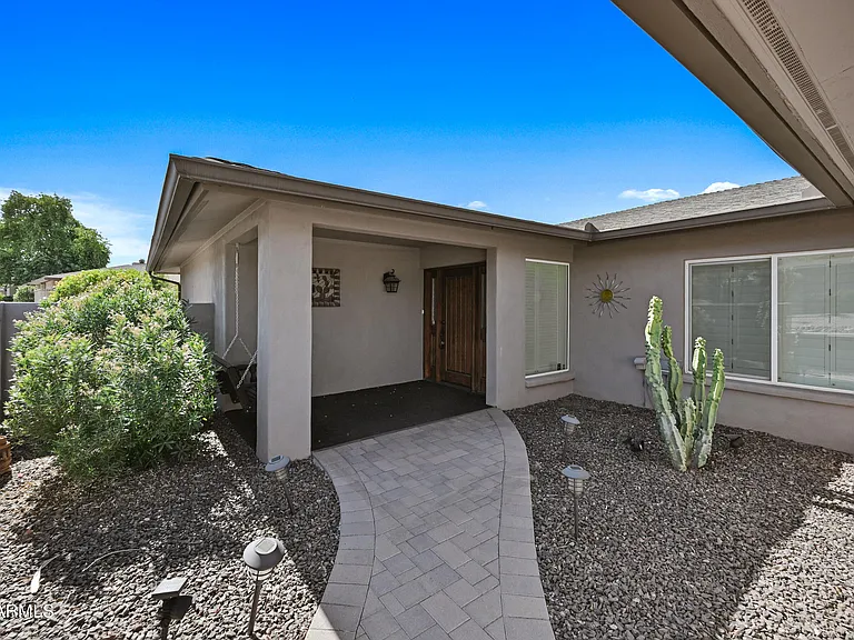 324 W Willow Ave — Photo 2