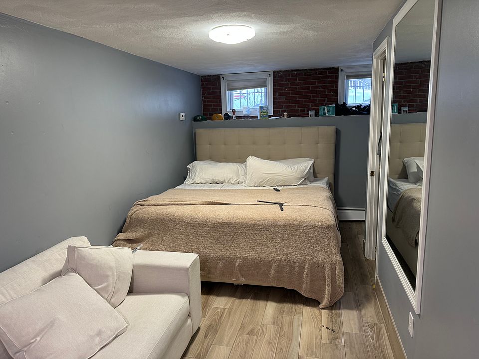2nd image of 60 Baxter St #1