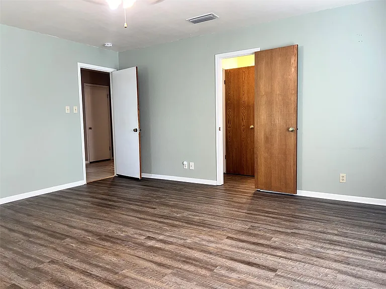 209 Oak Crest Ln — Photo 4