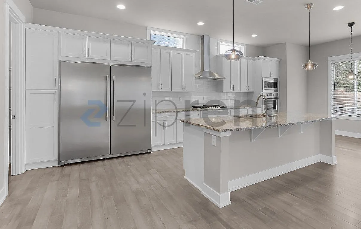 5 bed, 3972 sqft, $4,200 — Photo 4