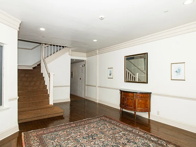 977 Pine St — Photo 3