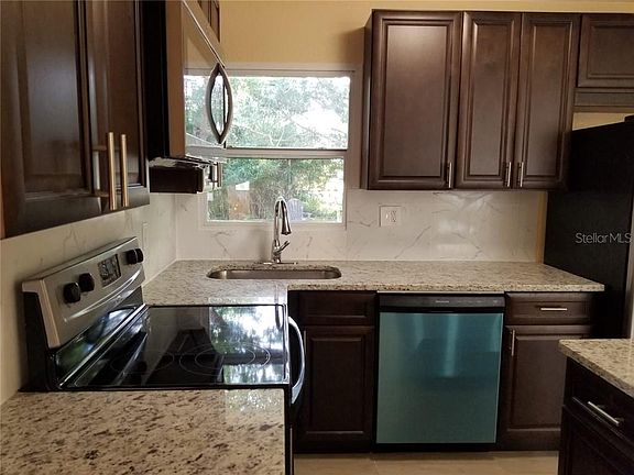 4th image of 752 Oaklando Dr