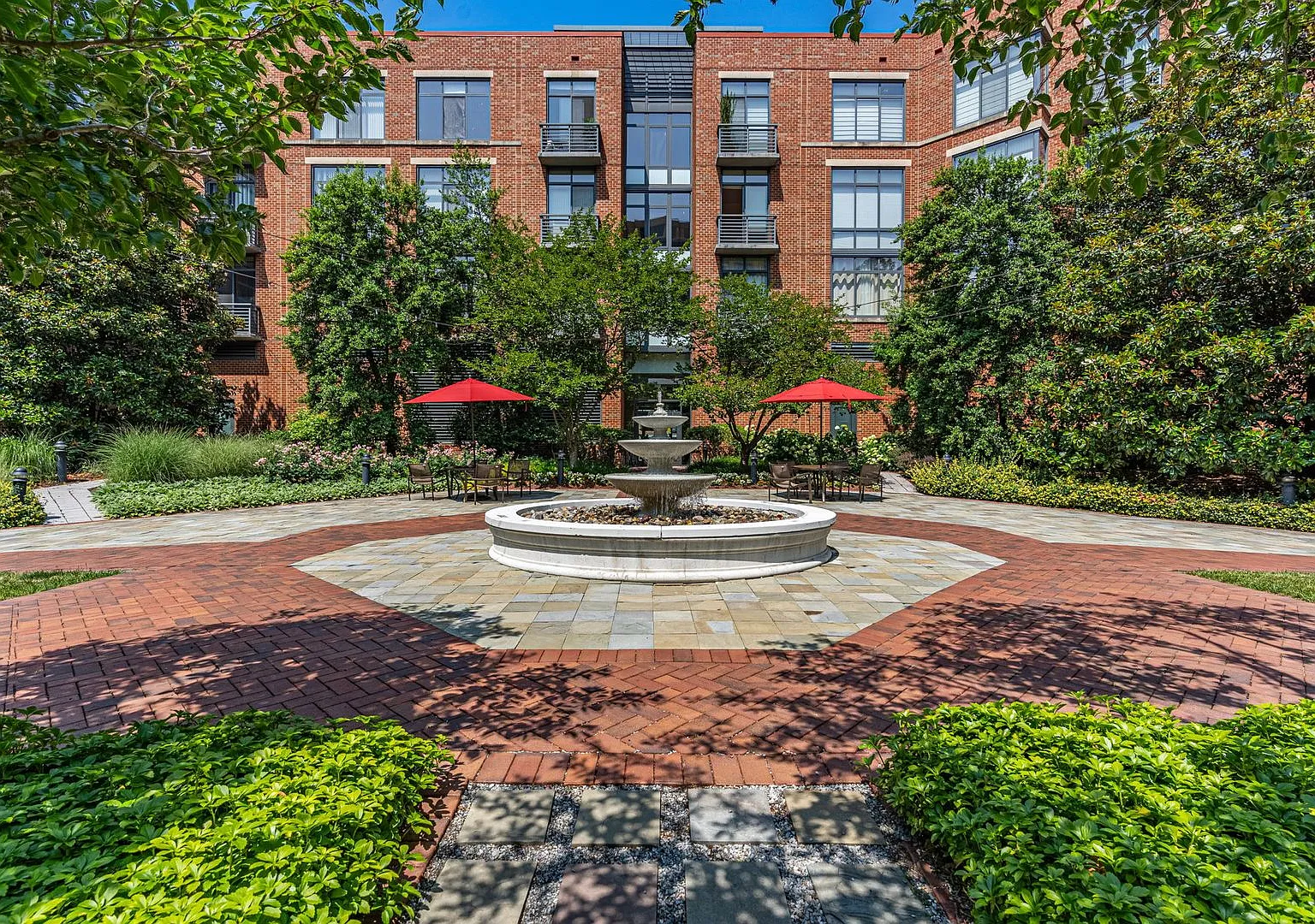 Modern Condo in Old Town Alexandria — Photo 1