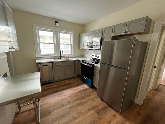 3rd image of 102 Woodlawn Ave #1