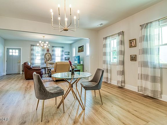 3rd image of 3708 Speedway Cir