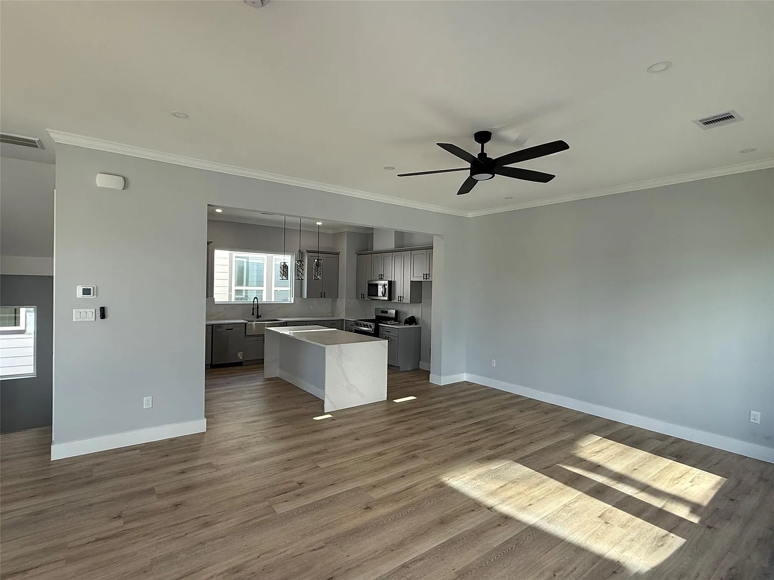 3 bed, 3.5 bath, 1949 sqft, $2,600 — Photo 4