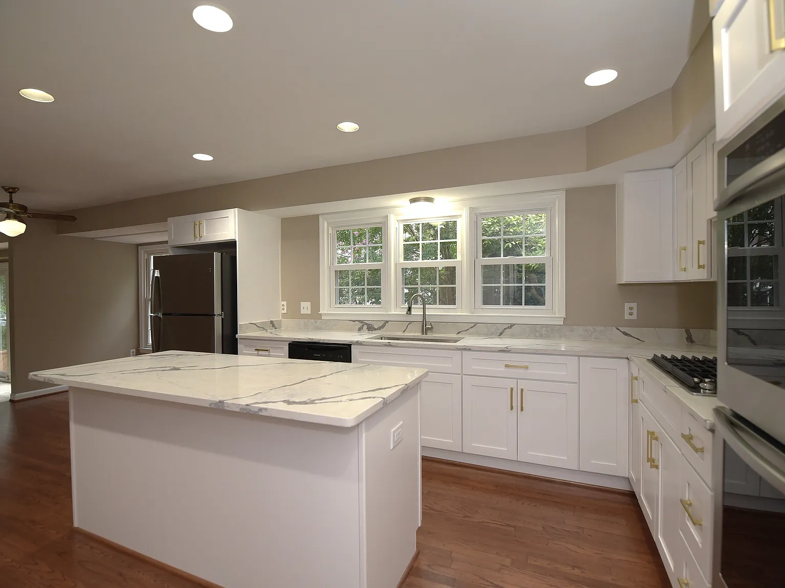 5 bed, 3.5 bath, 3556 sqft, $4,450 — Photo 2