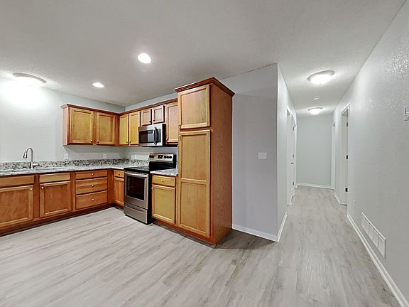 4th image of 403 NW Woodbury Dr