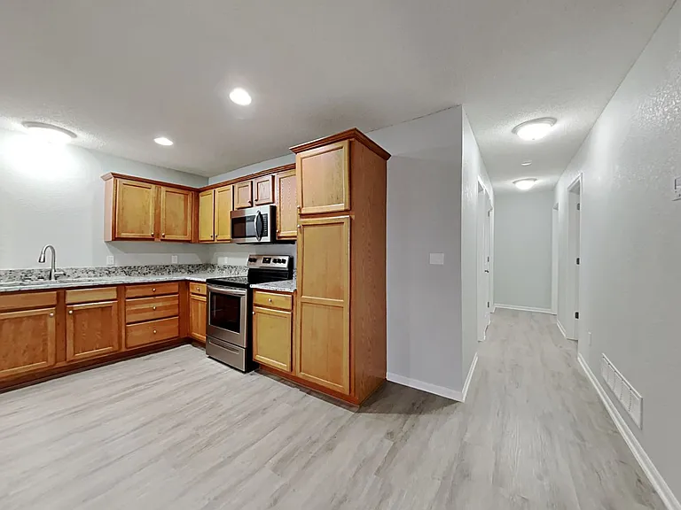 403 NW Woodbury Dr — Photo 4