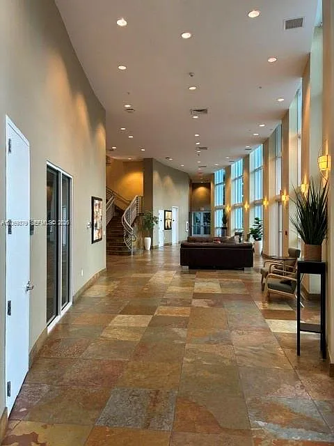 Duo Comdominium East — Photo 3
